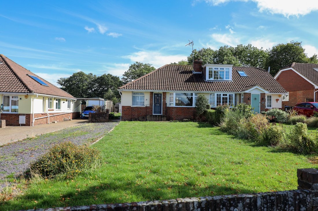 Bungalow in Burgess Hill, England 1 - 19037672