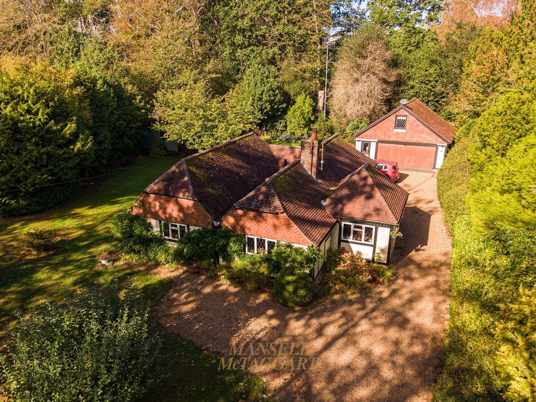 Bungalow in Felbridge, England 1 - 19037572