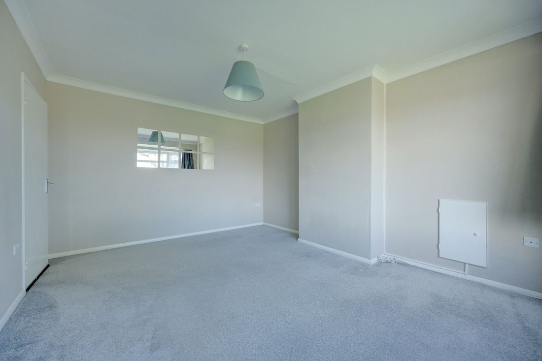 Bungalow in Burgess Hill, England 5 - 19037672