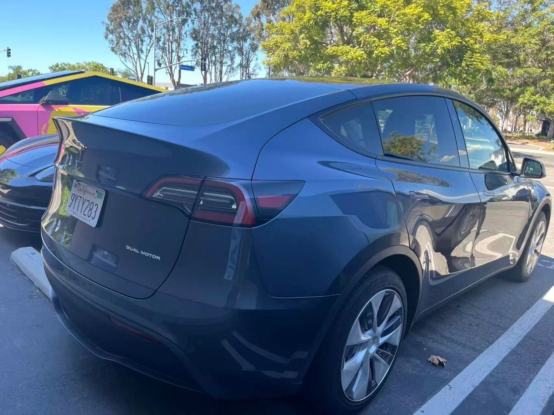 Suv in Costa Mesa, CA, United States 2 - 19040666