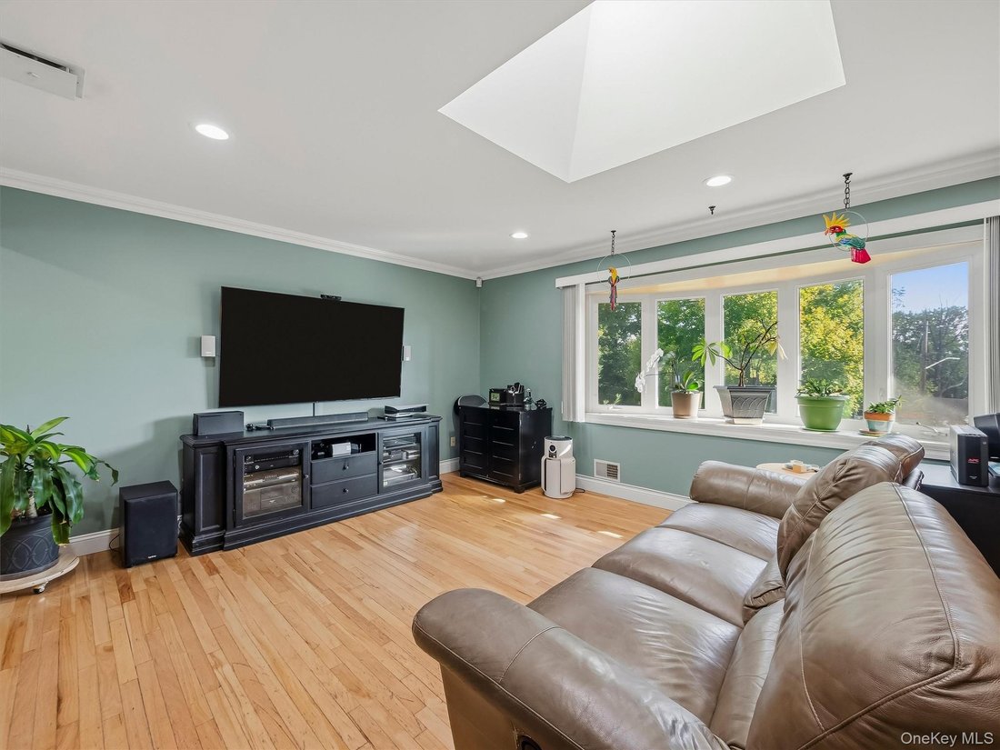 House in Airmont, New York, United States 5 - 19037908