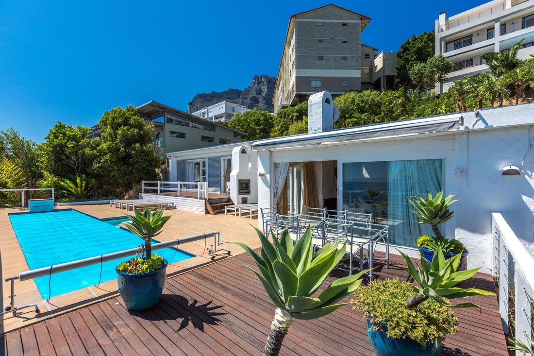 House in Camps Bay, Atlantic Seaboard, Cape Town 2 - 19038956