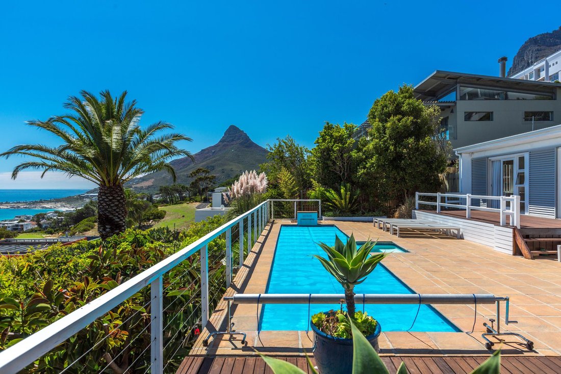 House in Camps Bay, Atlantic Seaboard, Cape Town 4 - 19038956
