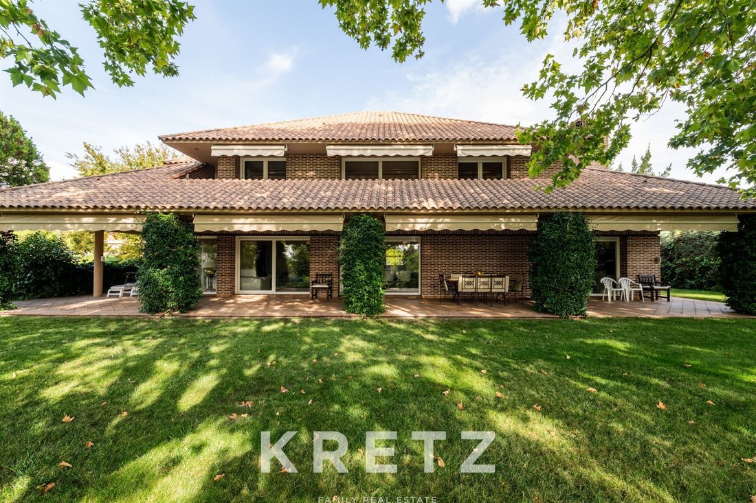 Villa in Pozuelo de Alarcon, Comunidad de Madrid, Spain 1 - 19037223