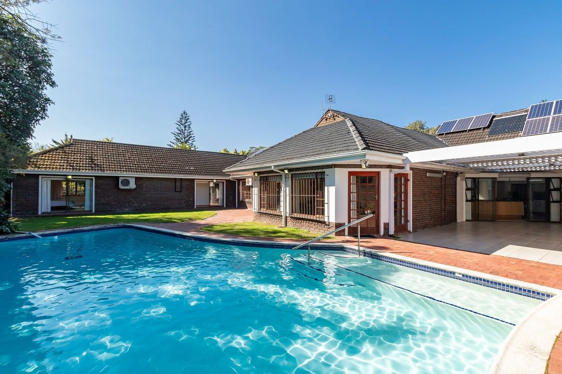 House in Constantia, Southern Suburbs, Cape Town 1 - 19039813