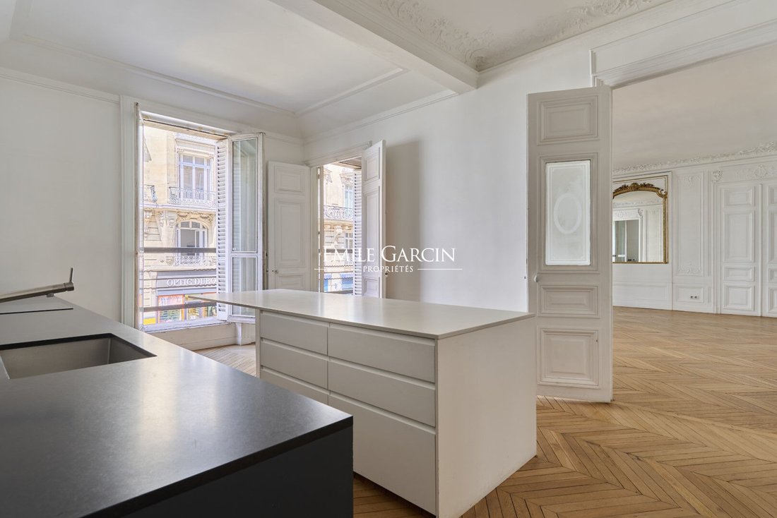 Apartment in Saint Philippe du Roule, Paris 8e Arrondissement, Paris 4 - 19040988