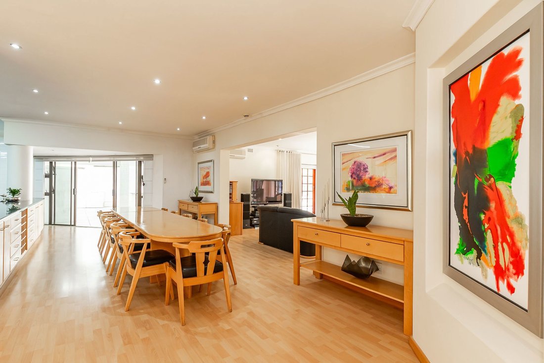 House in Constantia, Southern Suburbs, Cape Town 4 - 19039813