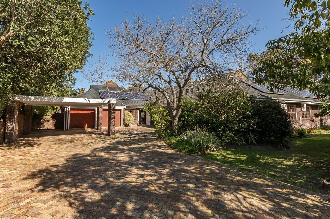 House in Constantia, Southern Suburbs, Cape Town 2 - 19039813