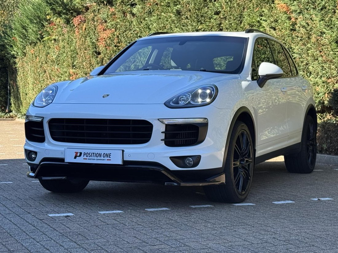 Suv in Leatherhead, United Kingdom 3 - 19039036