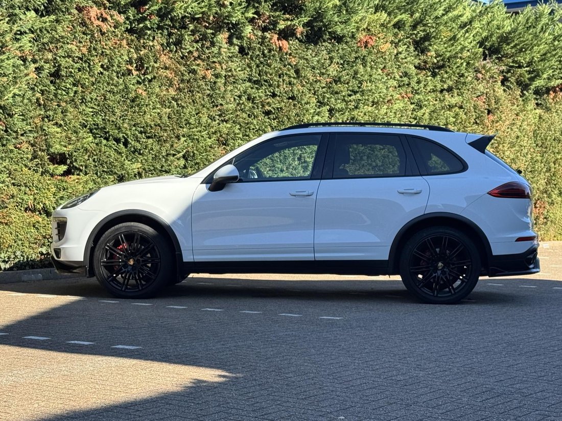 Suv in Leatherhead, United Kingdom 4 - 19039036