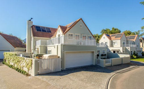 Estate in Boschenmeer Golf Estate, Western Cape, South Africa 1