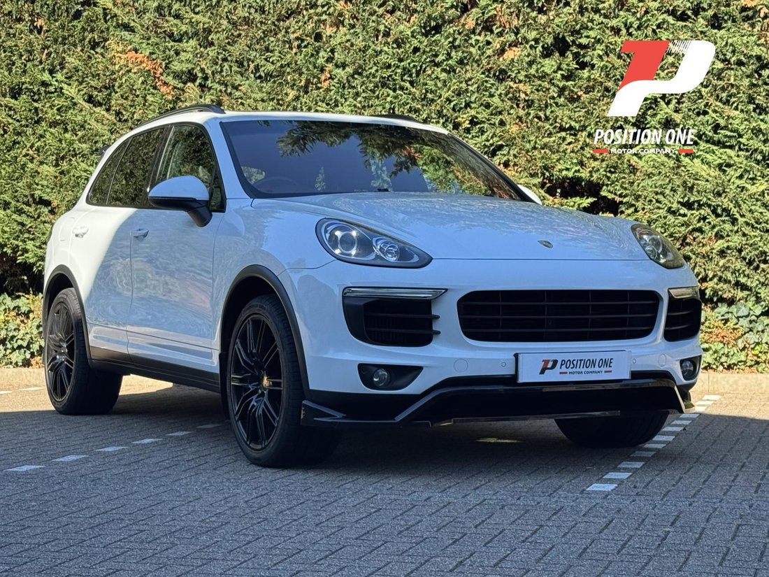 Suv in Leatherhead, United Kingdom 1 - 19039036