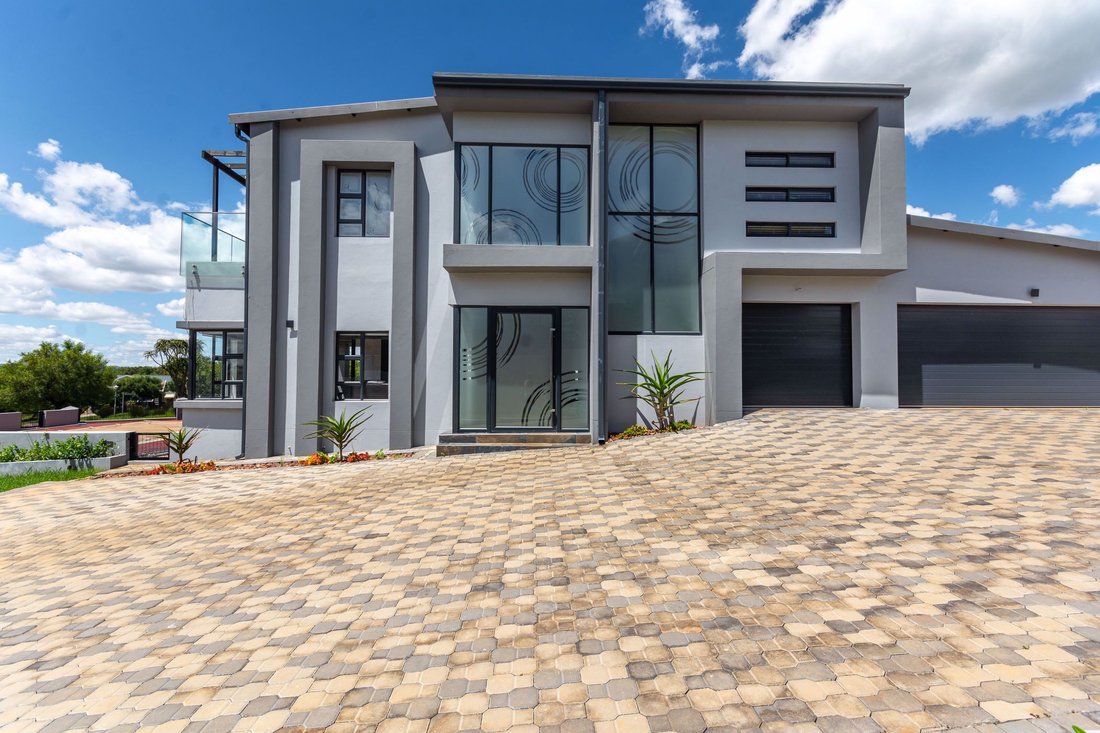 Estate in Copperleaf Golf and Country Estate, Centurion, South Africa 1 - 19038998