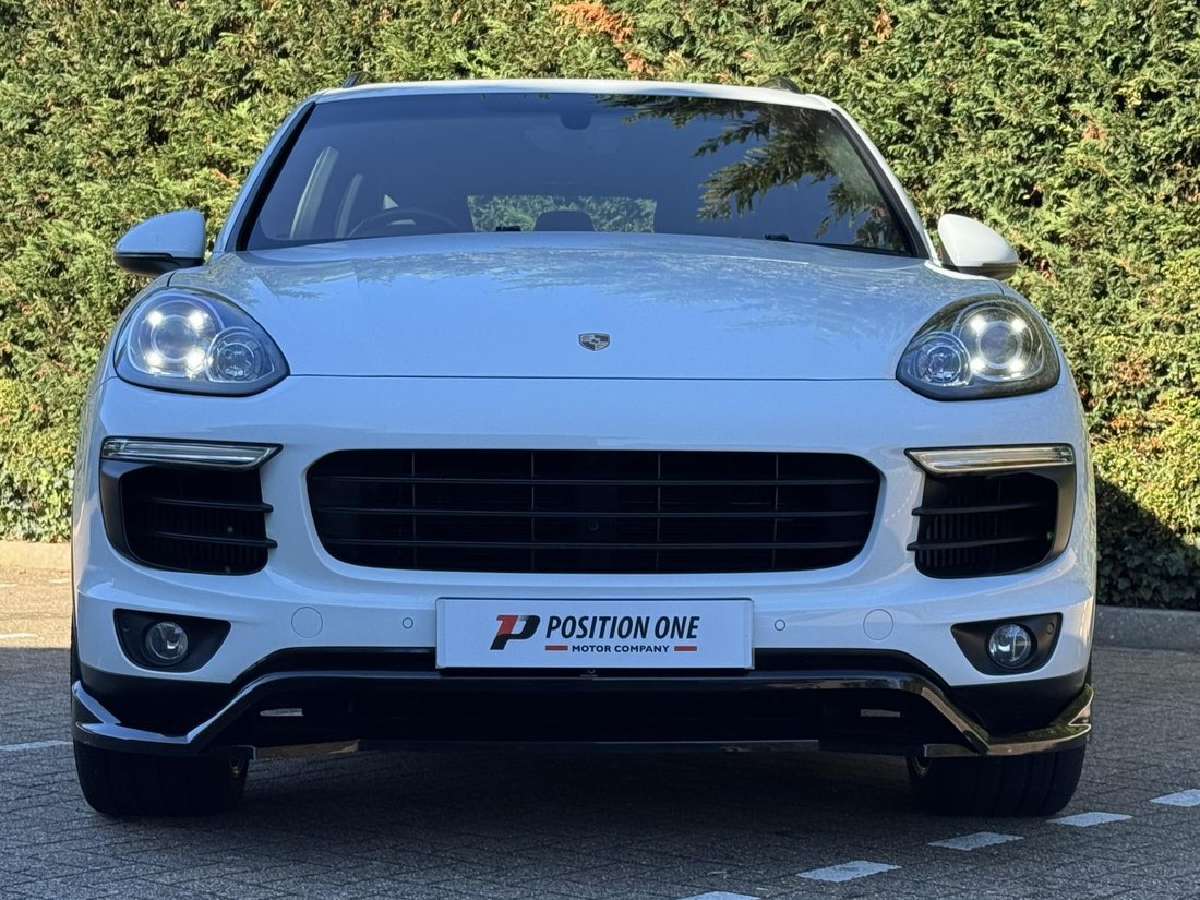 Suv in Leatherhead, United Kingdom 2 - 19039036