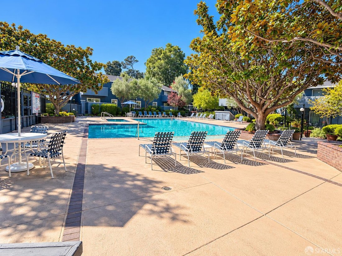 Condo in San Bruno, California, United States 4 - 19038013