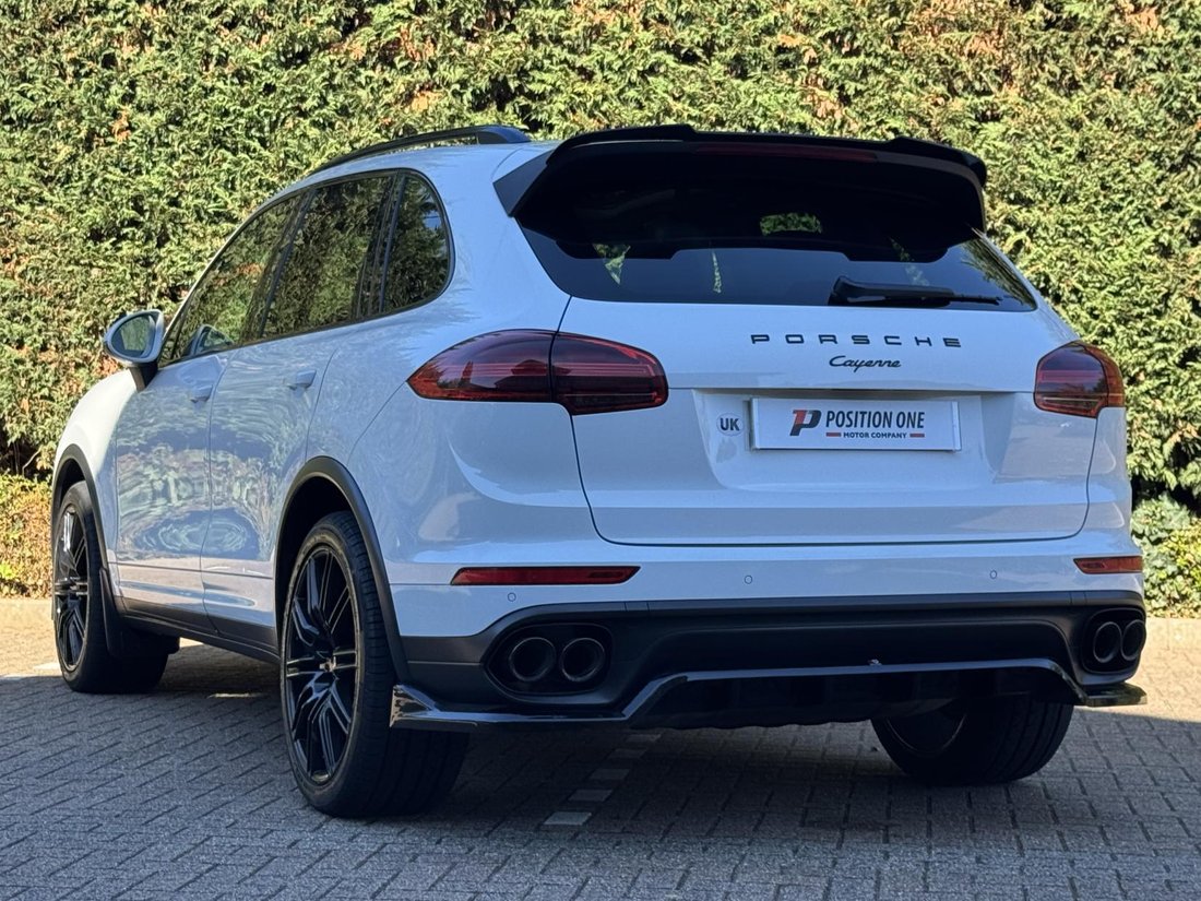 Suv in Leatherhead, United Kingdom 5 - 19039036