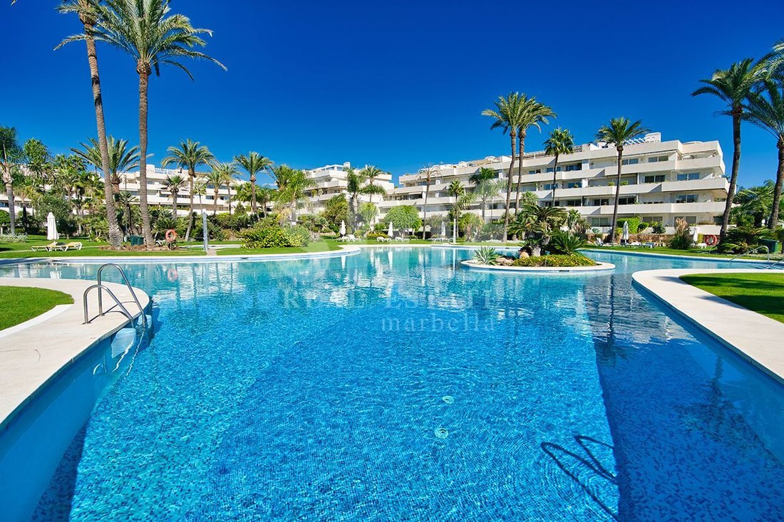 Apartment in San Pedro de Alcantara, Andalusia, Spain 1 - 19042148