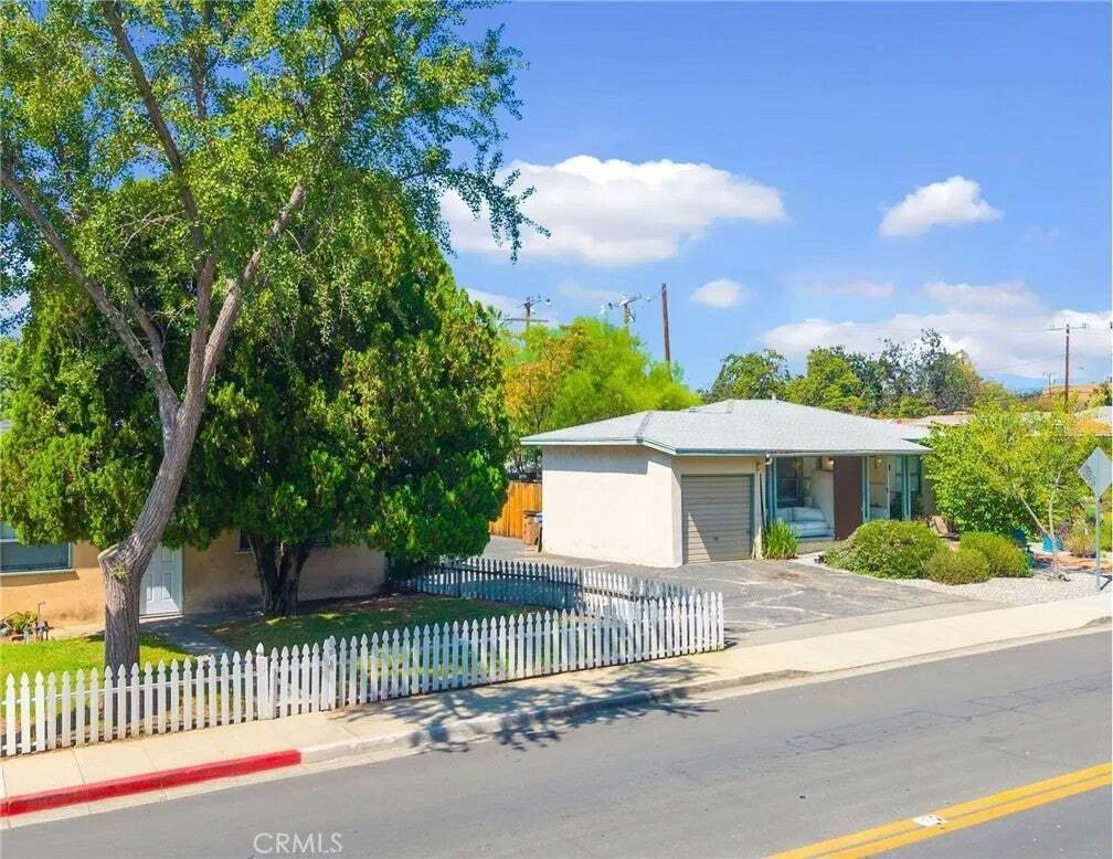 Claremont, California, United States 2 - 19042078