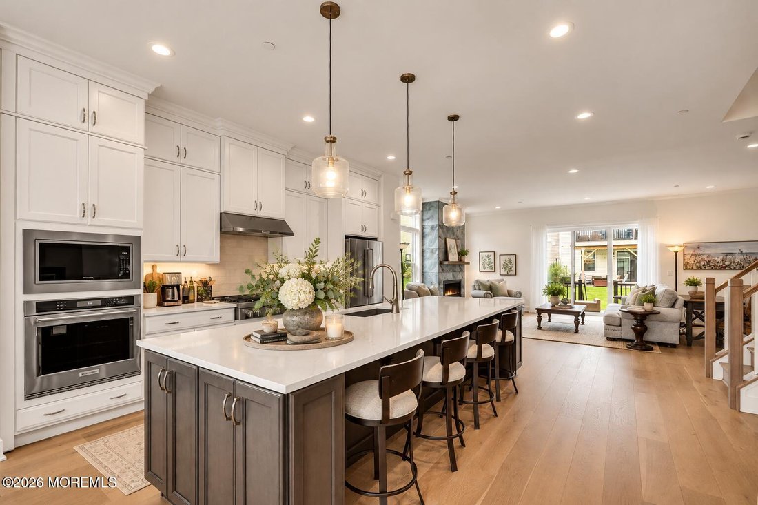 Condo in North Middletown, New Jersey, United States 2 - 19041661