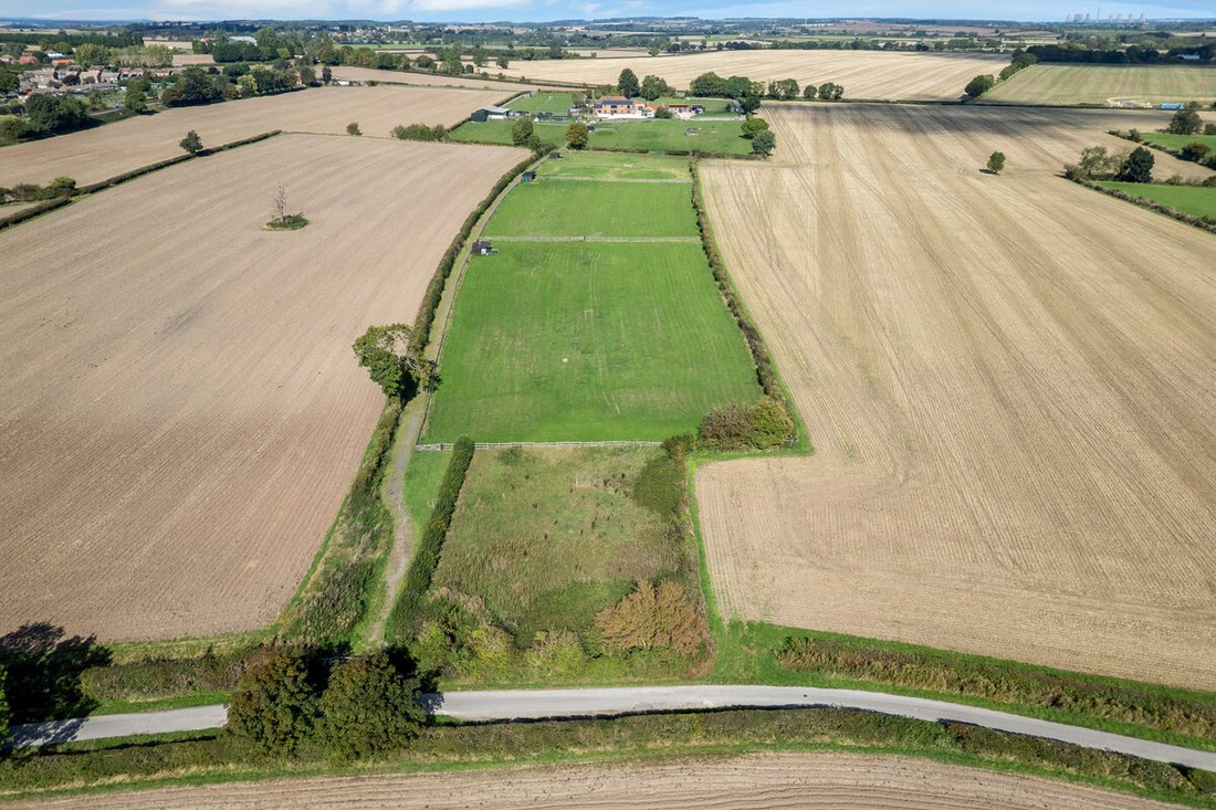 East Markham, England 2 - 19042041