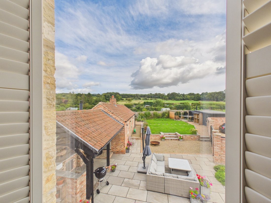 House in Brantingham, England 2 - 19042054