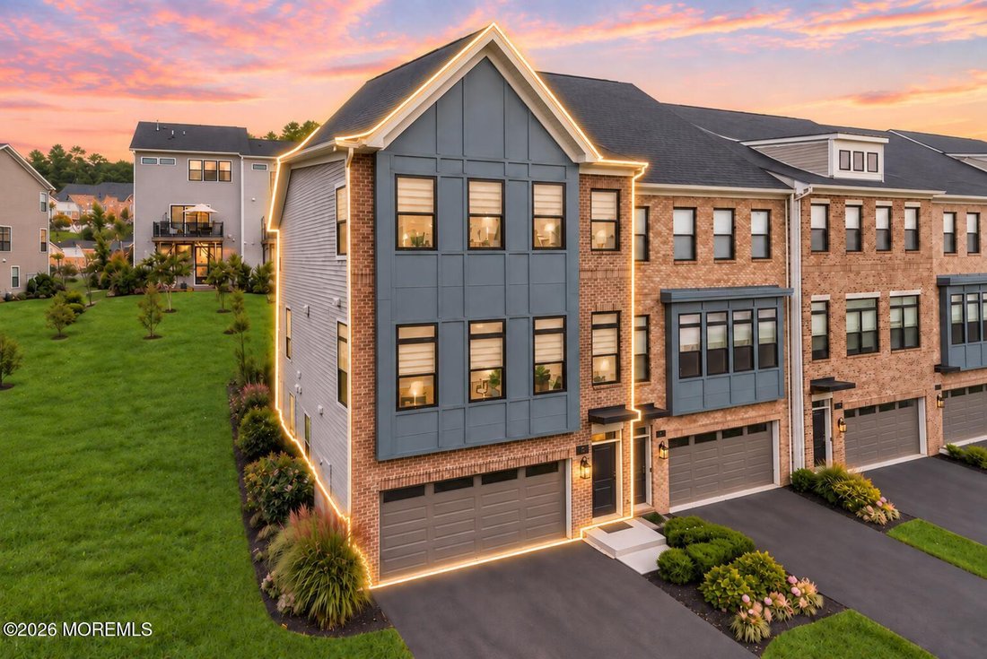 Condo in North Middletown, New Jersey, United States 1 - 19041661