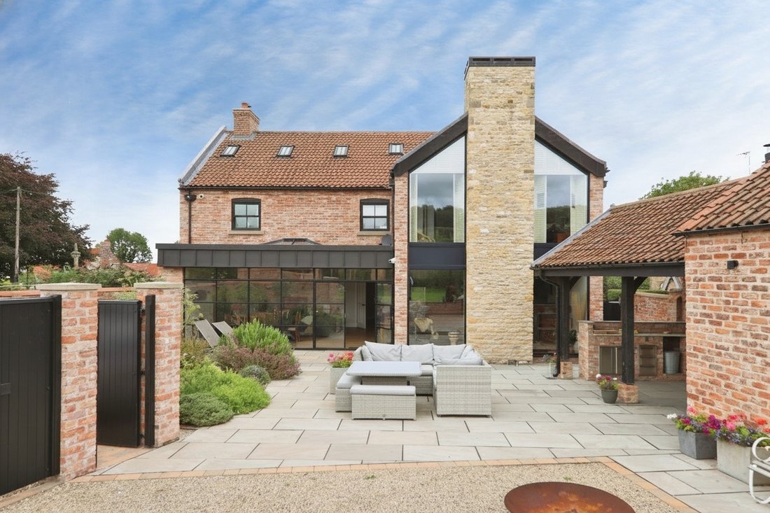 House in Brantingham, England 1 - 19042054