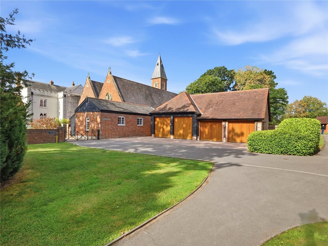 House in Stapehill, Colehill, England 4 - 19042036