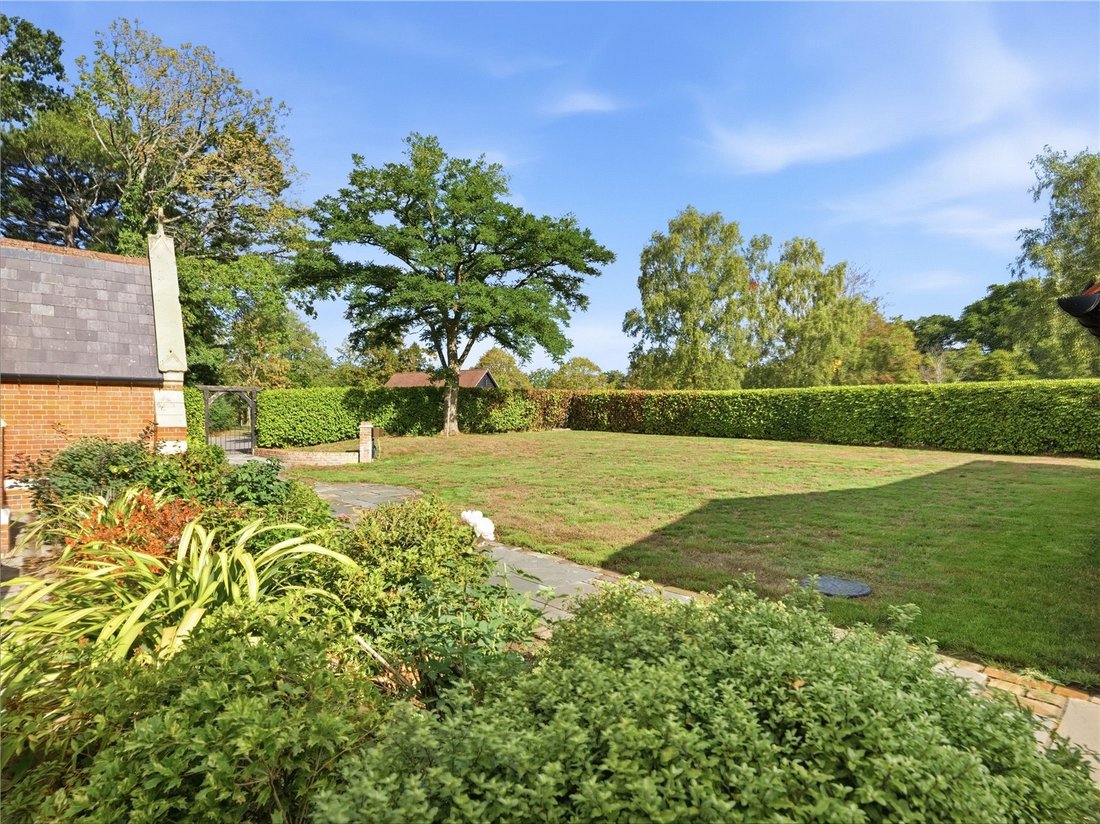 House in Stapehill, Colehill, England 3 - 19042036
