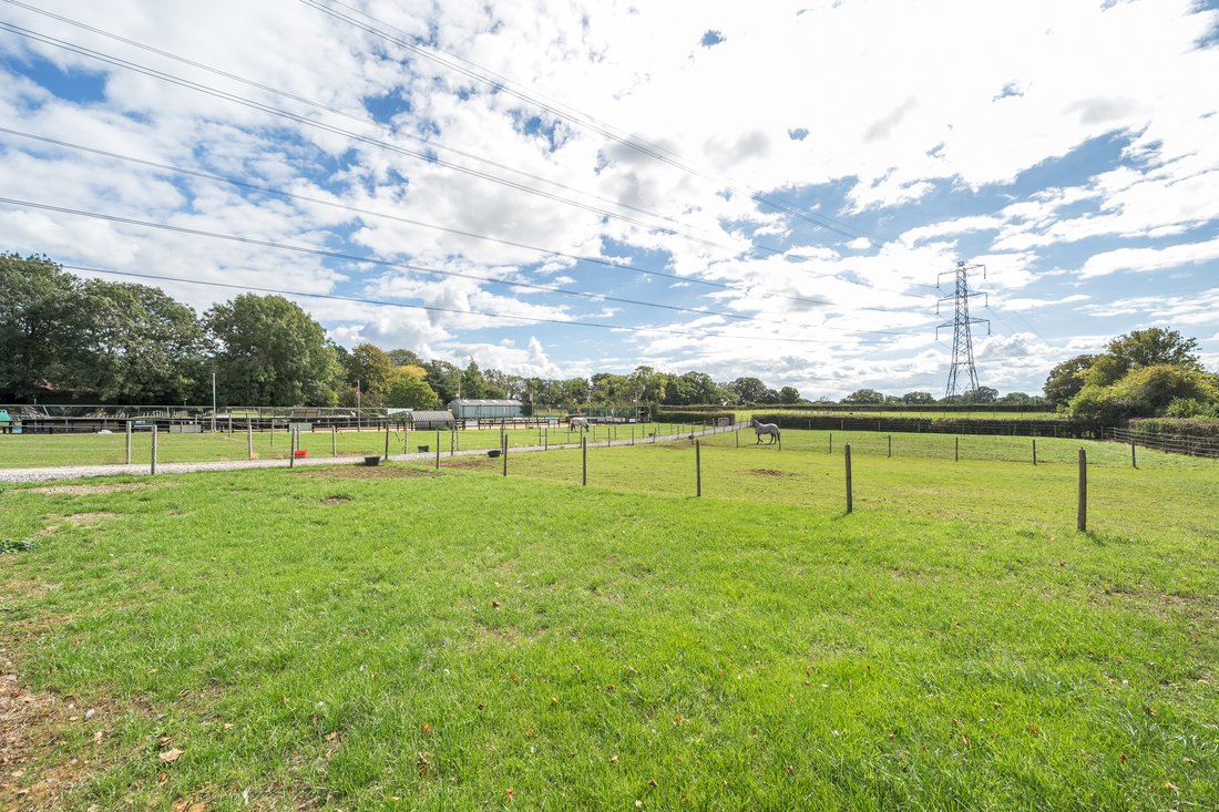 Estate in Horndean, England 3 - 19042084