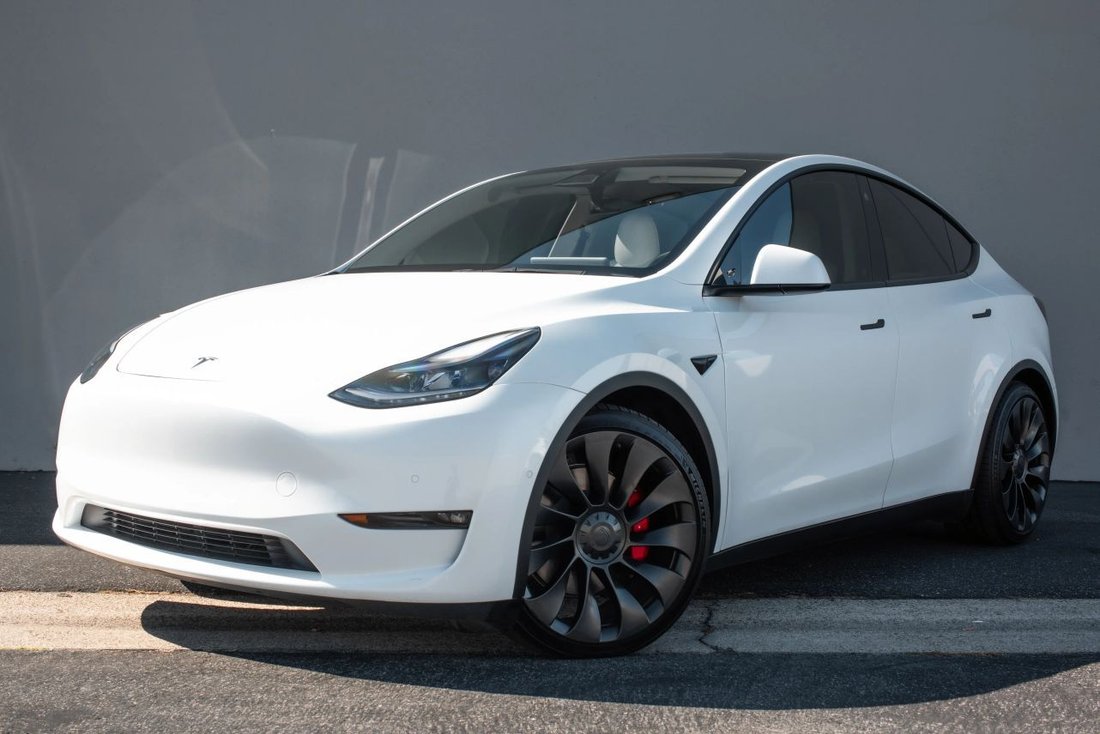 Suv in Costa Mesa, CA, United States 1 - 19042720