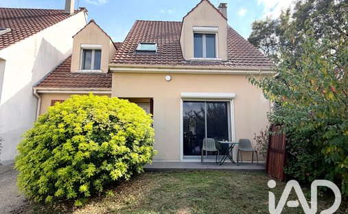 House in Centre, Nanterre, France 1