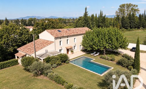 House in Ouest, Monteux, France 1