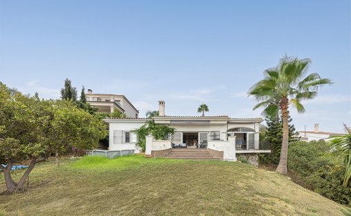 Villa in Buenas Noches, Estepona, Spain 1