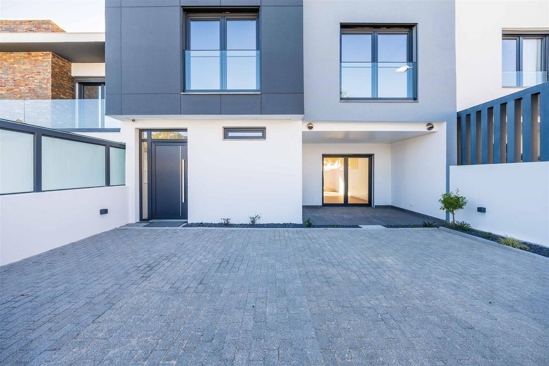 Townhouse in Rio de Mouro, Lisbon, Portugal 3 - 19043221