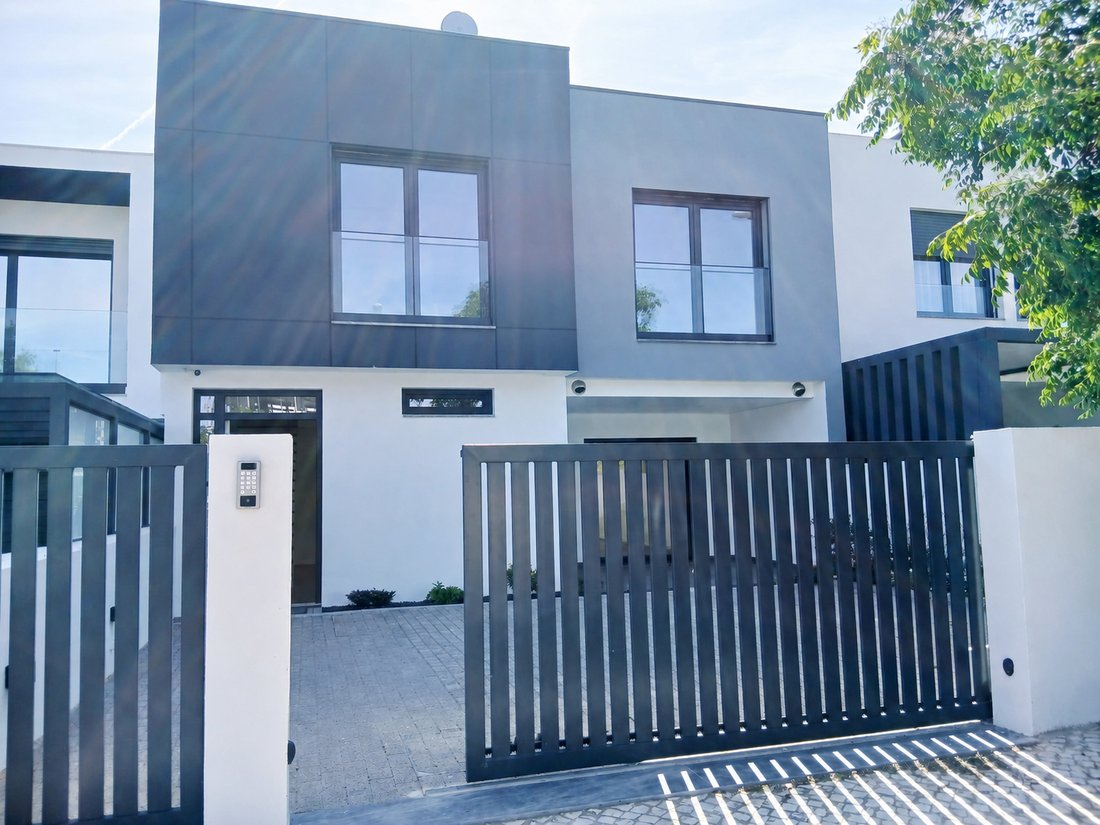 Townhouse in Rio de Mouro, Lisbon, Portugal 1 - 19043221
