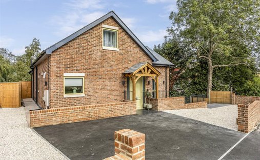 Villa in Charlton Kings, England 1