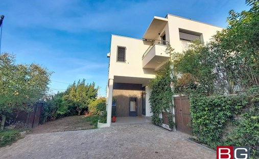 House in Riquebonne-Ferratone-Pizou, Vallauris, France 1