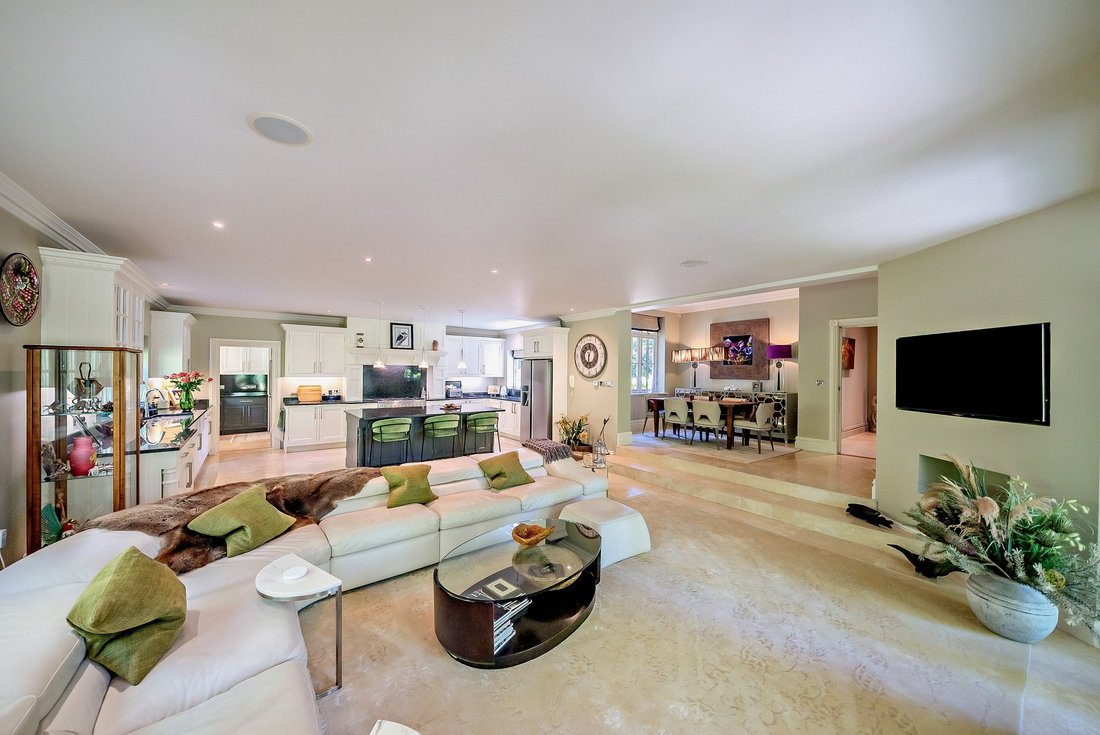 House in Sunninghill, England 2 - 19043591