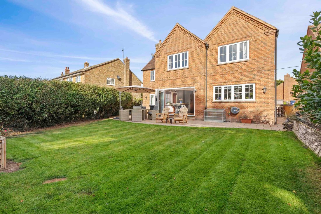 House in Lacey Green, England 3 - 19043729