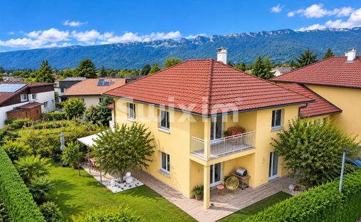 Maison à Ouest, Saint-Genis-Pouilly, France 1