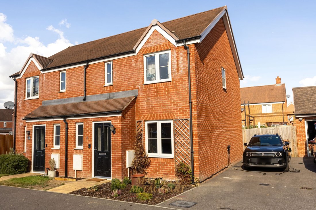 House in Horley, England 1 - 19044570