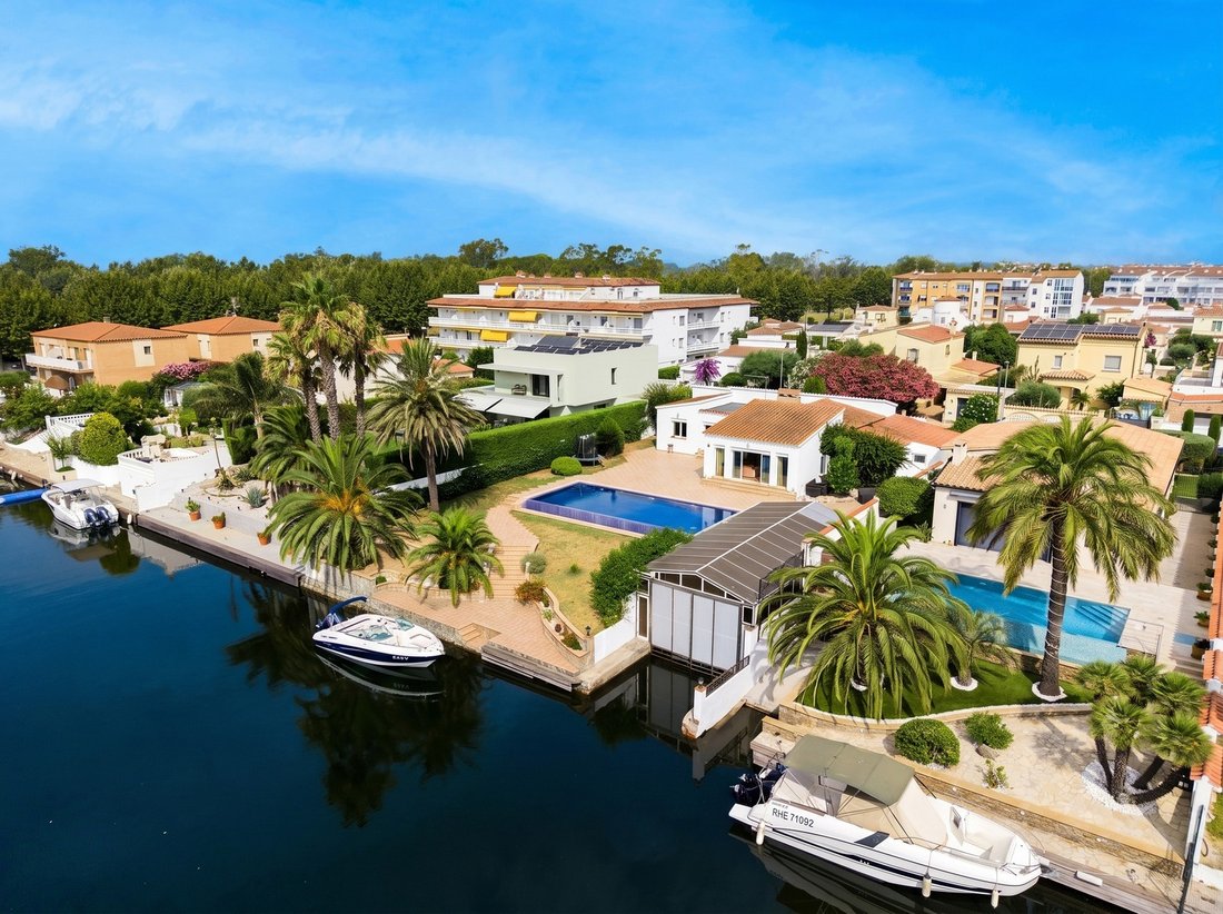 Villa à Empuriabrava, Catalogne, Espagne 4 - 18589627