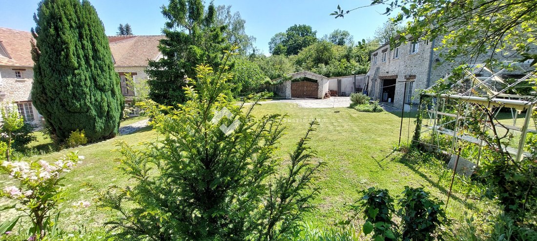 House in Montfort-l'Amaury, Ile-de-France, France 1 - 16704928