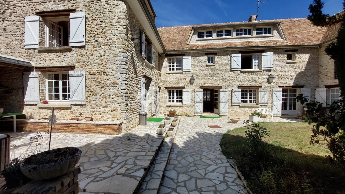 House in Montfort-l'Amaury, Ile-de-France, France 2 - 16704928