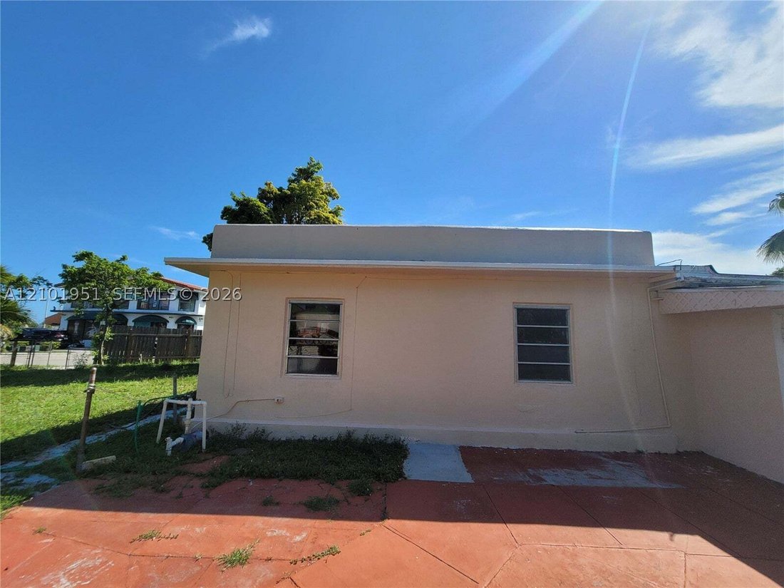 House in Hialeah, Florida, United States 3 - 19046074