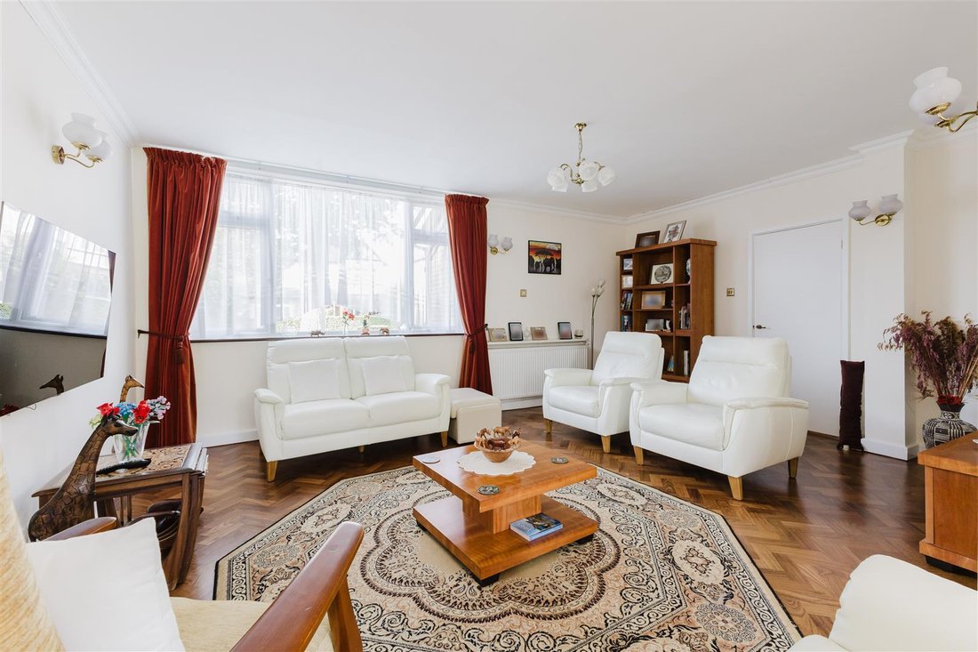 House in Pinner, Harrow, England 5 - 19045718