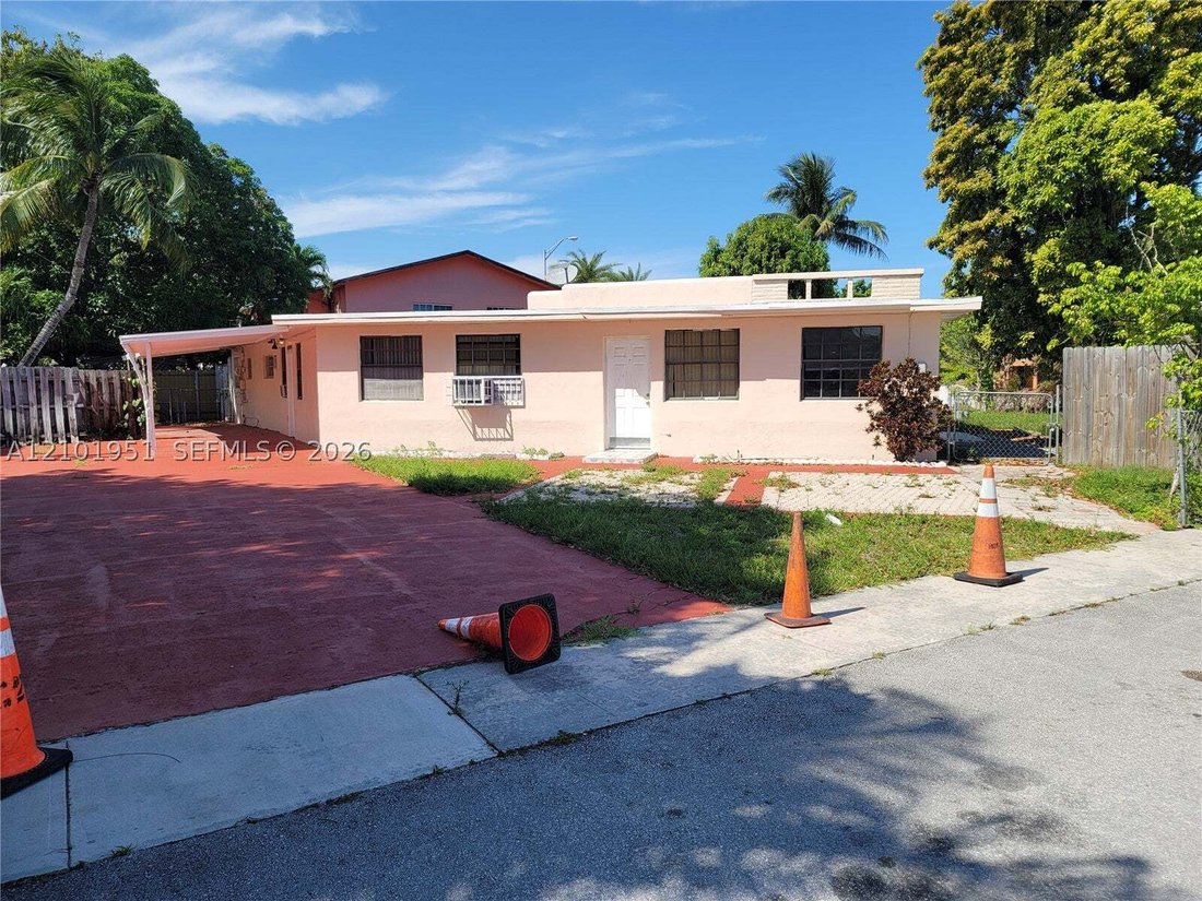 House in Hialeah, Florida, United States 1 - 19046074