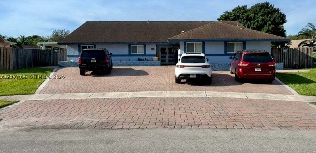 House in Pembroke Pines, Florida, United States 1 - 19043699