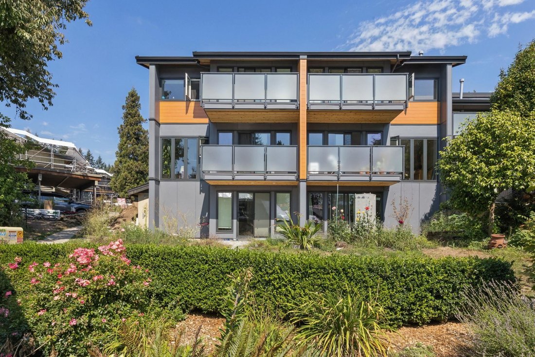 Townhouse in North Vancouver, British Columbia, Canada 2 - 19048980